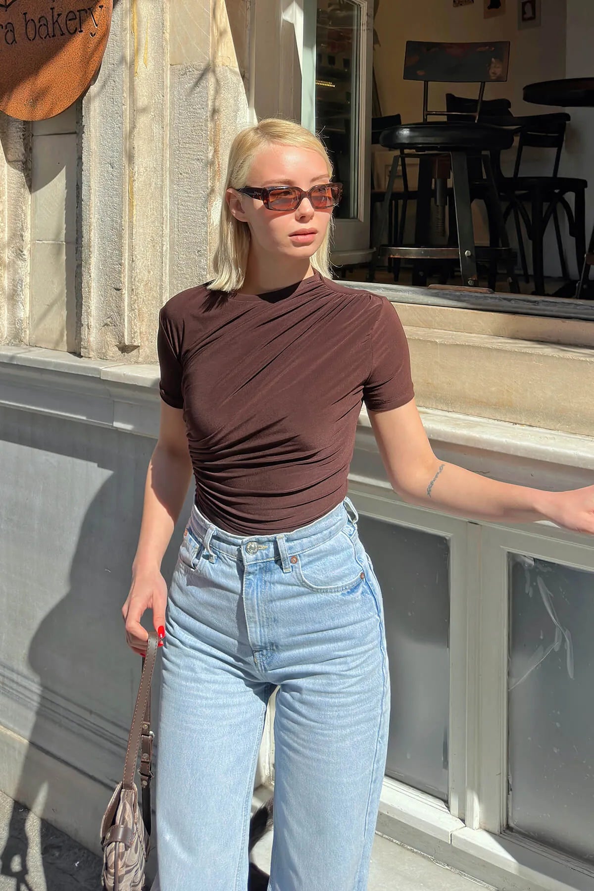 Kahverengi Muse Omuz ve Bel Drapeli Kadın Crop Bluz