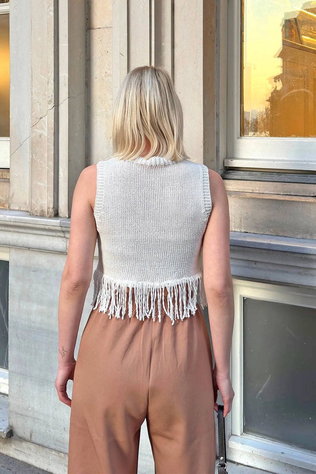 Bej Püskül Detaylı Sıfır Kol Örme Kadın Triko Crop Bluz