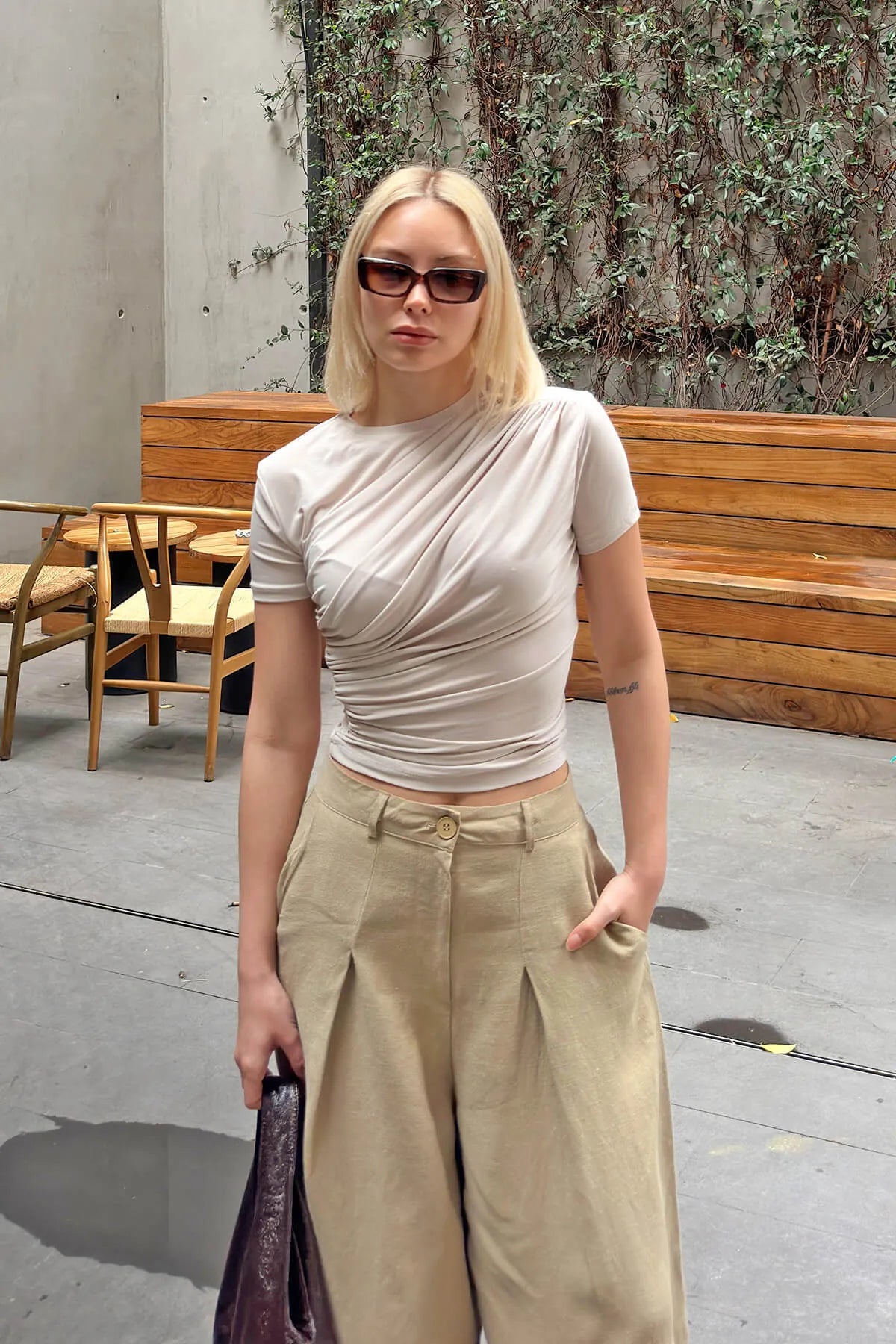 Bej Muse Omuz ve Bel Drapeli Kadın Crop Bluz