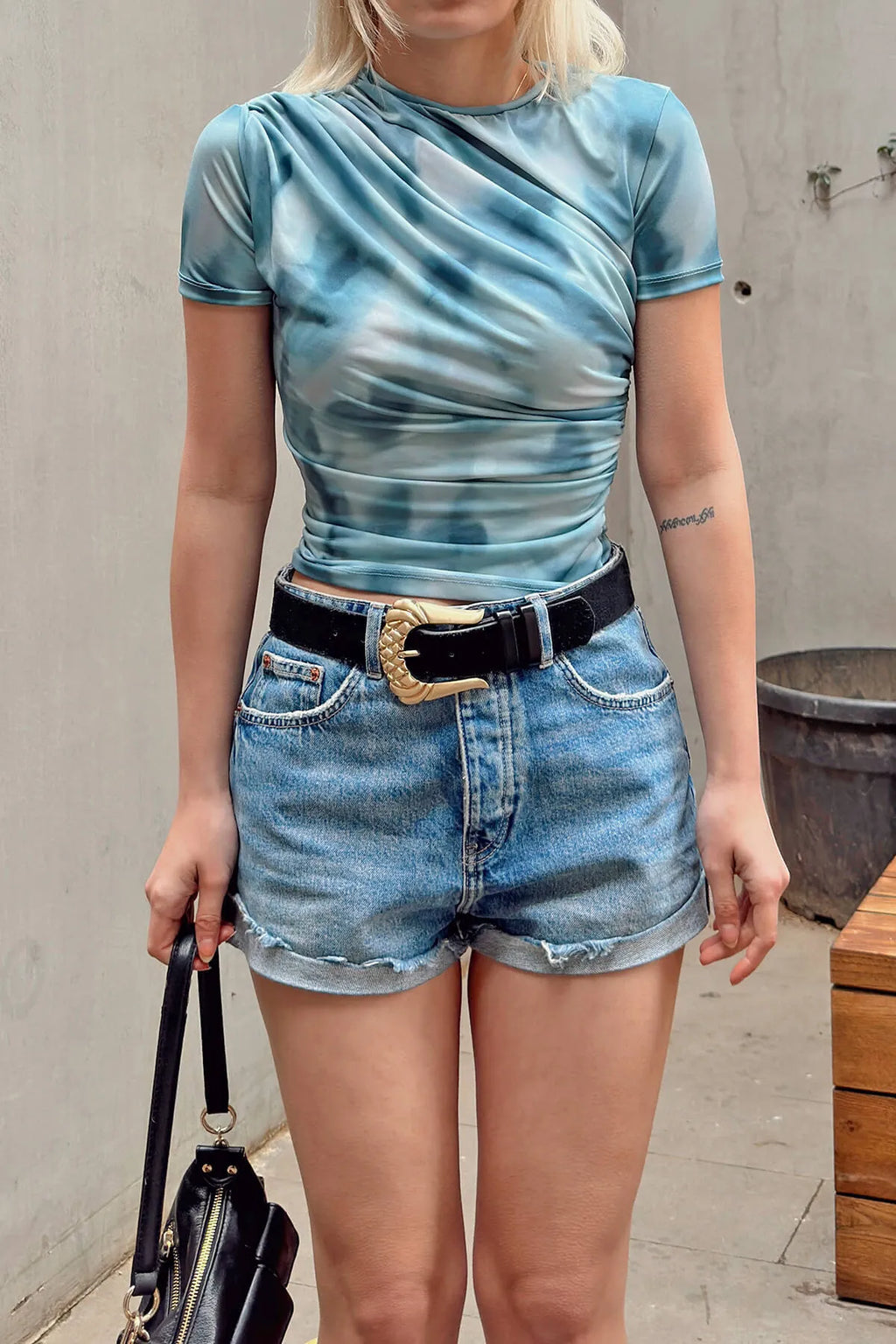 Mavi Julia Batik Desen Omuz ve Bel Drapeli Kadın Crop Bluz