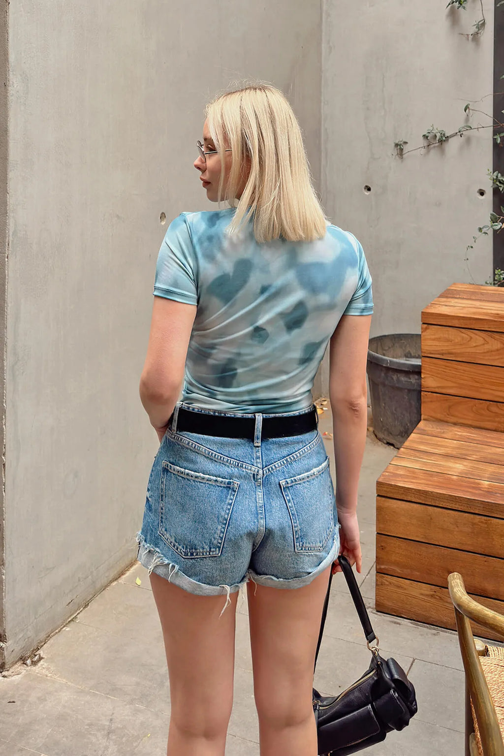 Mavi Julia Batik Desen Omuz ve Bel Drapeli Kadın Crop Bluz