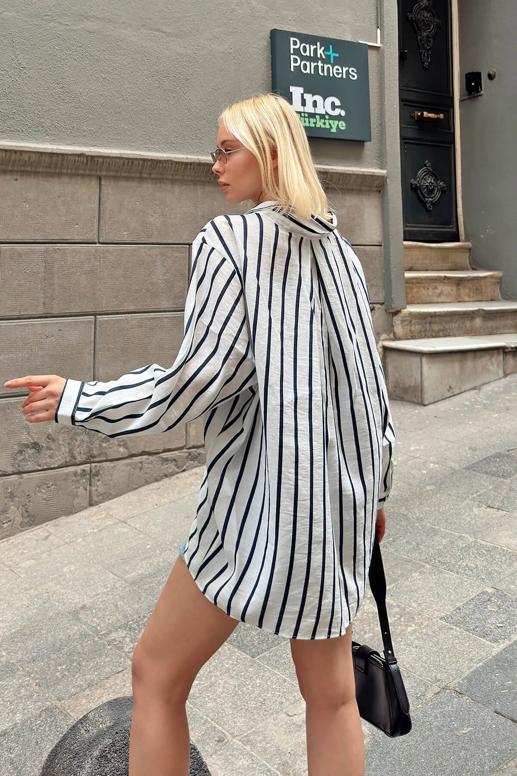 Beyaz Çizgili Tek Cepli Oversize A Pile Kadın Gömlek