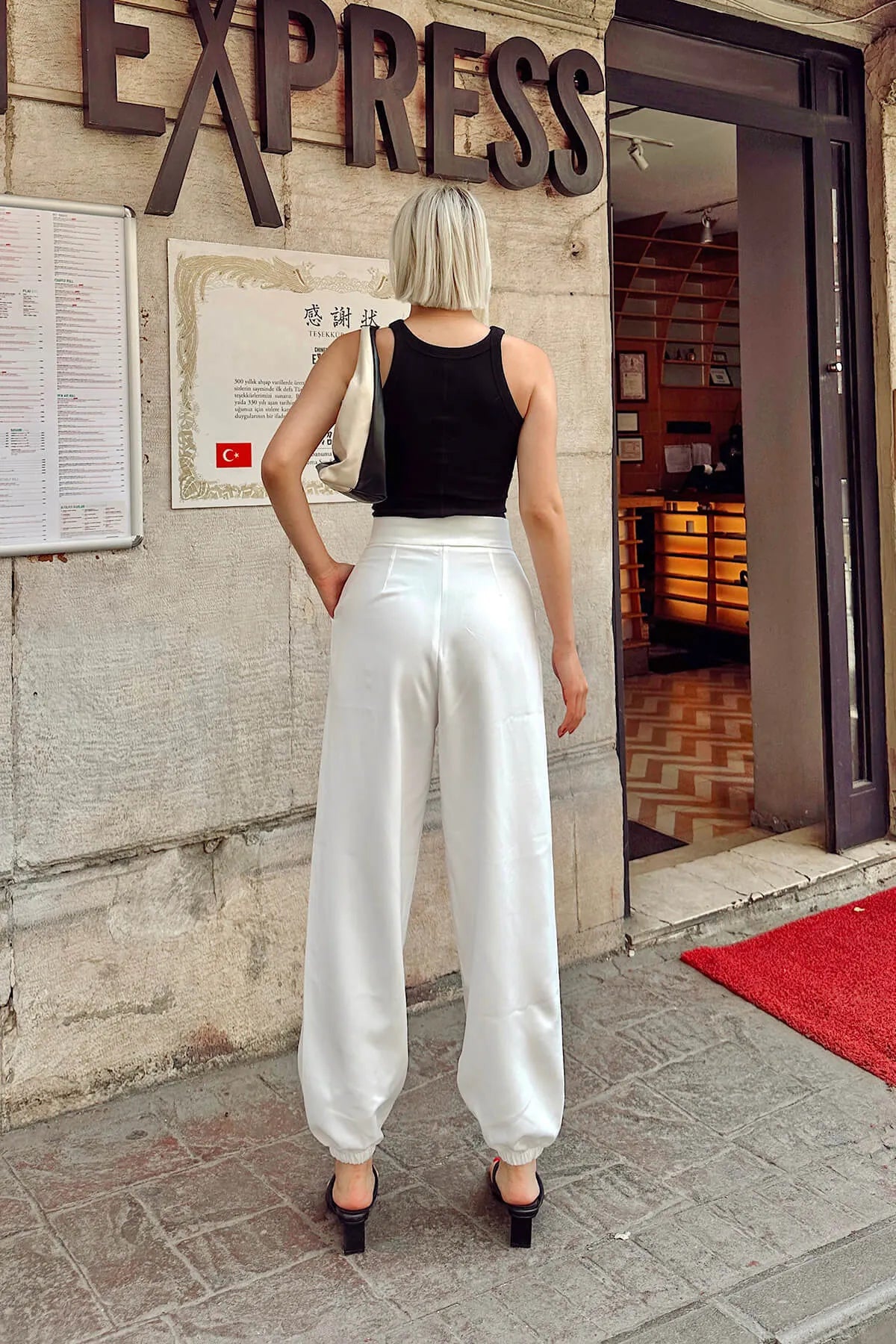 Beyaz Glos Cırtlı Kapamalı Paça Lastikli Kadın Pantolon