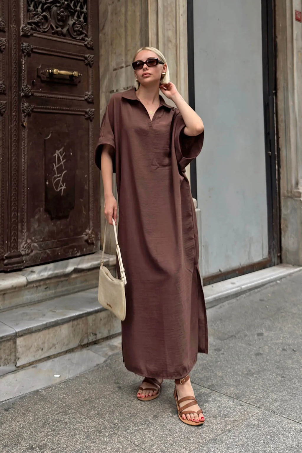 Kahverengi Rose Polo Yaka Salaş Yırtmaçlı Keten Karışımlı Kadın Midi Elbise