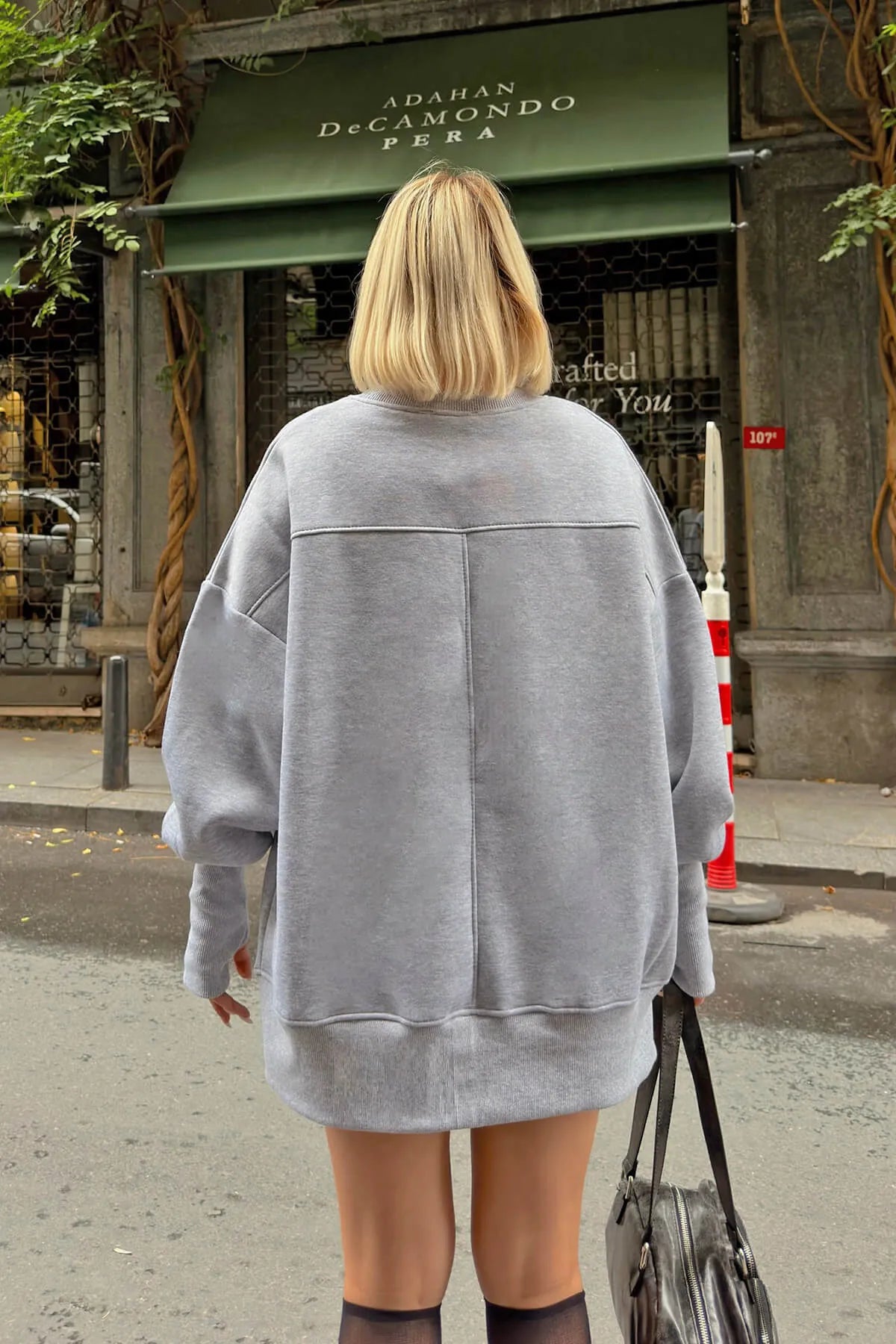 Gri Dikiş Detaylı Yırtmaçlı İçi Pamuklu Parmak Geçmeli Kadın Sweatshirt