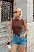 Kahverengi Sıfır Kol Yarım Balıkçı Kadın Body Bluz