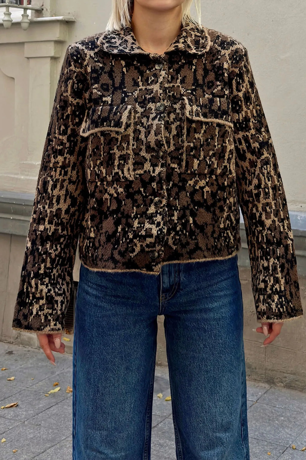 Kahverengi Mix Leopar Kapaklı Polo Yaka Düğmeli Kadın Triko Crop Ceket