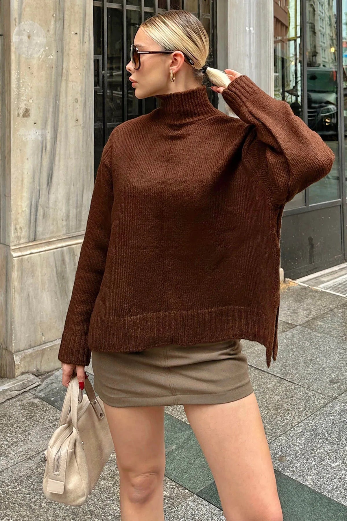 Kahverengi Yan Yırtmaçlı Basic Yarım Balıkçı Reglan Kol Kadın Triko Kazak