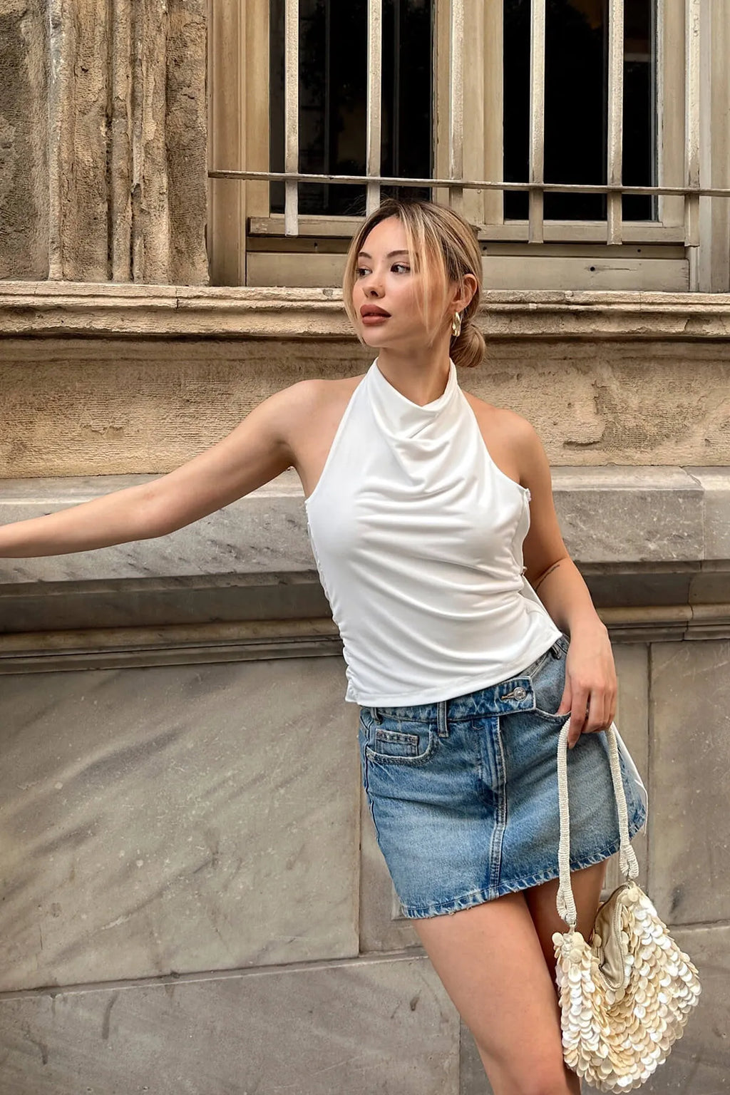 Beyaz Tokalı Sırt Dekolteli Degaje Yaka Kadın Sandy Crop Bluz