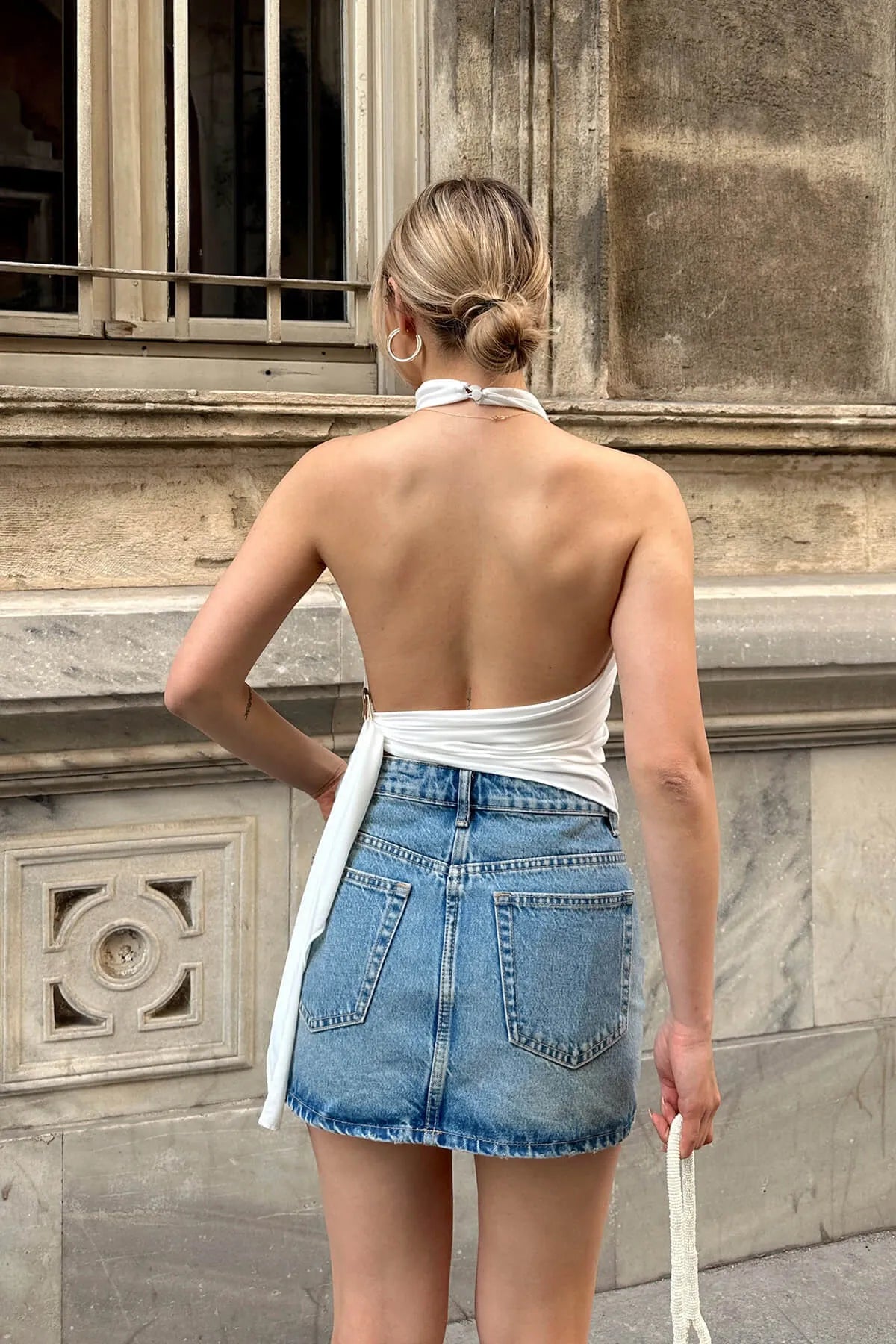 Beyaz Tokalı Sırt Dekolteli Degaje Yaka Kadın Sandy Crop Bluz