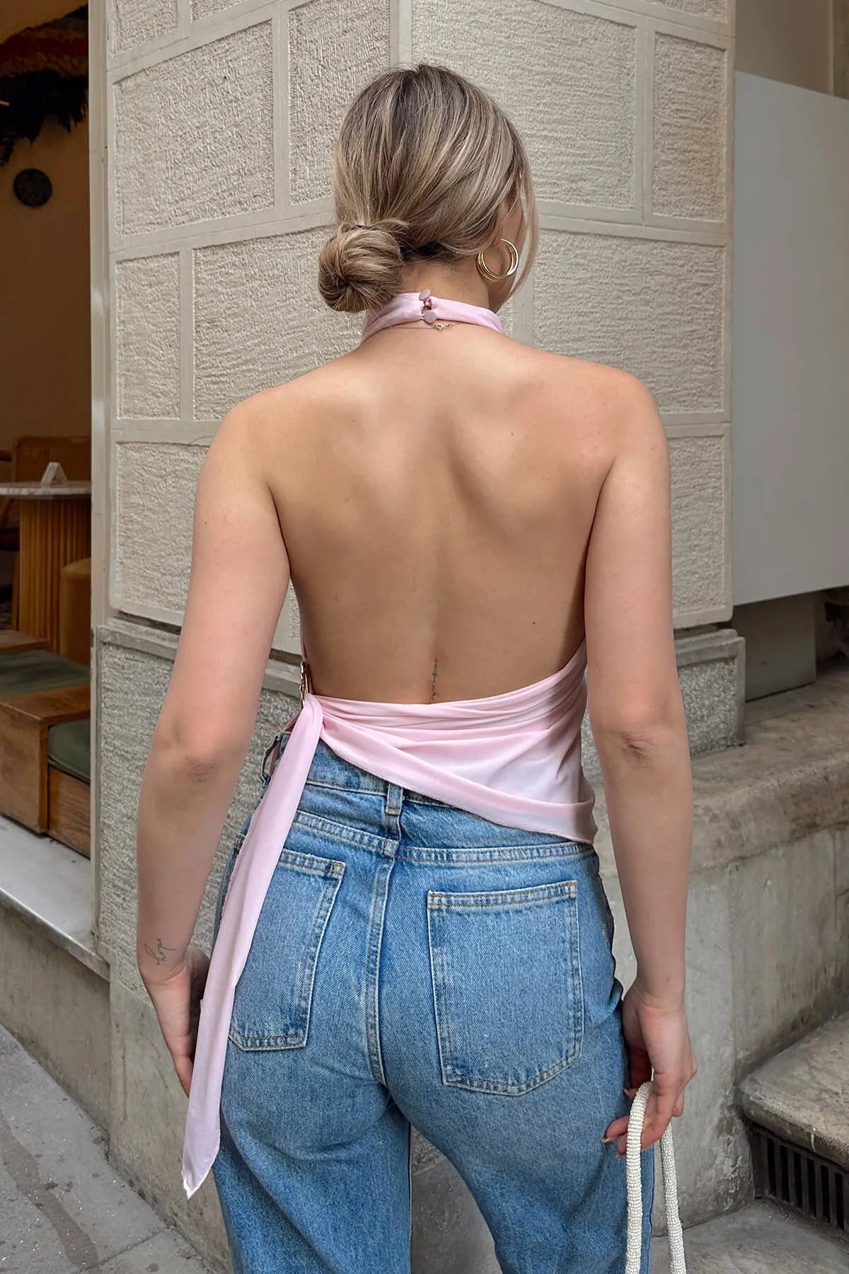 Pembe Tokalı Sırt Dekolteli Degaje Yaka Kadın Sandy Crop Bluz
