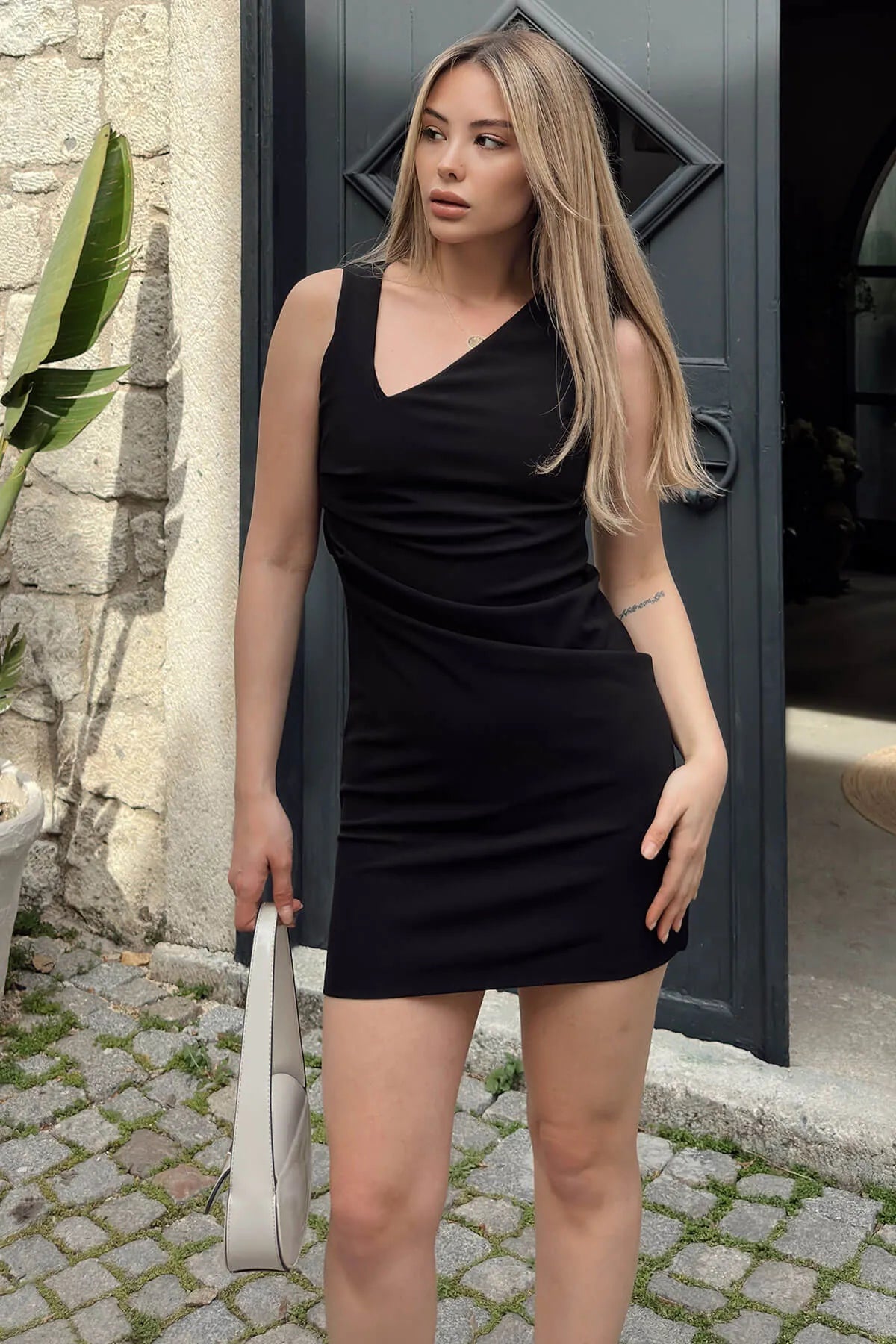 Siyah Asimetrik Yaka Drapeli Kadın Mini Elbise