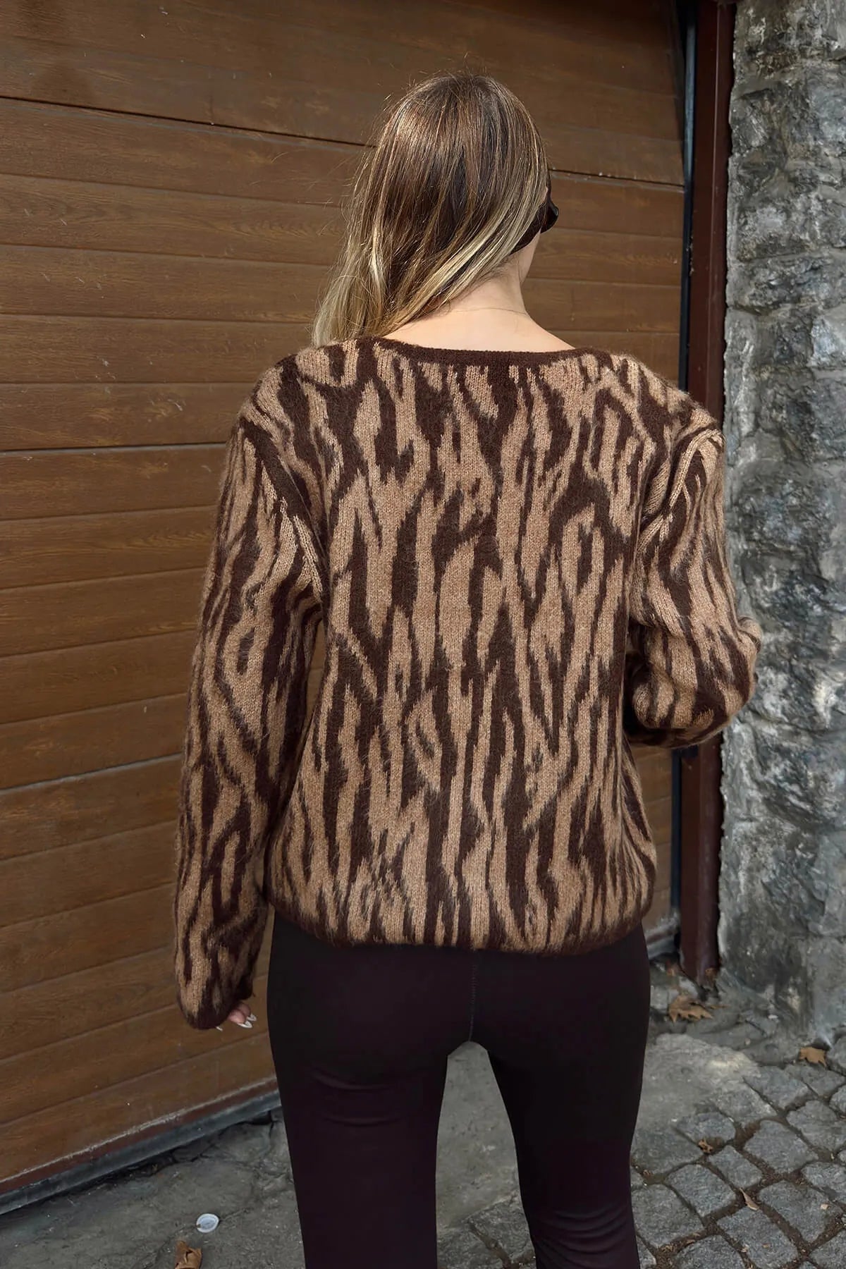 Kahverengi Zebra Desenli V Yaka Yün Kadın Triko Hırka