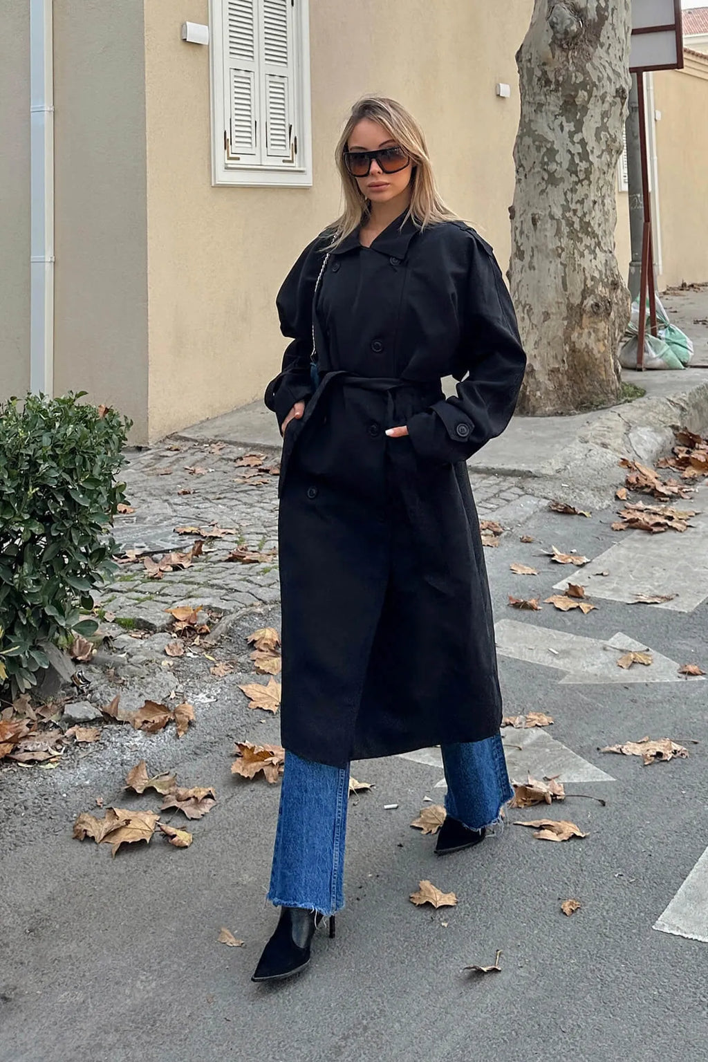 Siyah Oversize Kuşaklı Kruvaze Yaka Apoletli Kadın Midi Trençkot