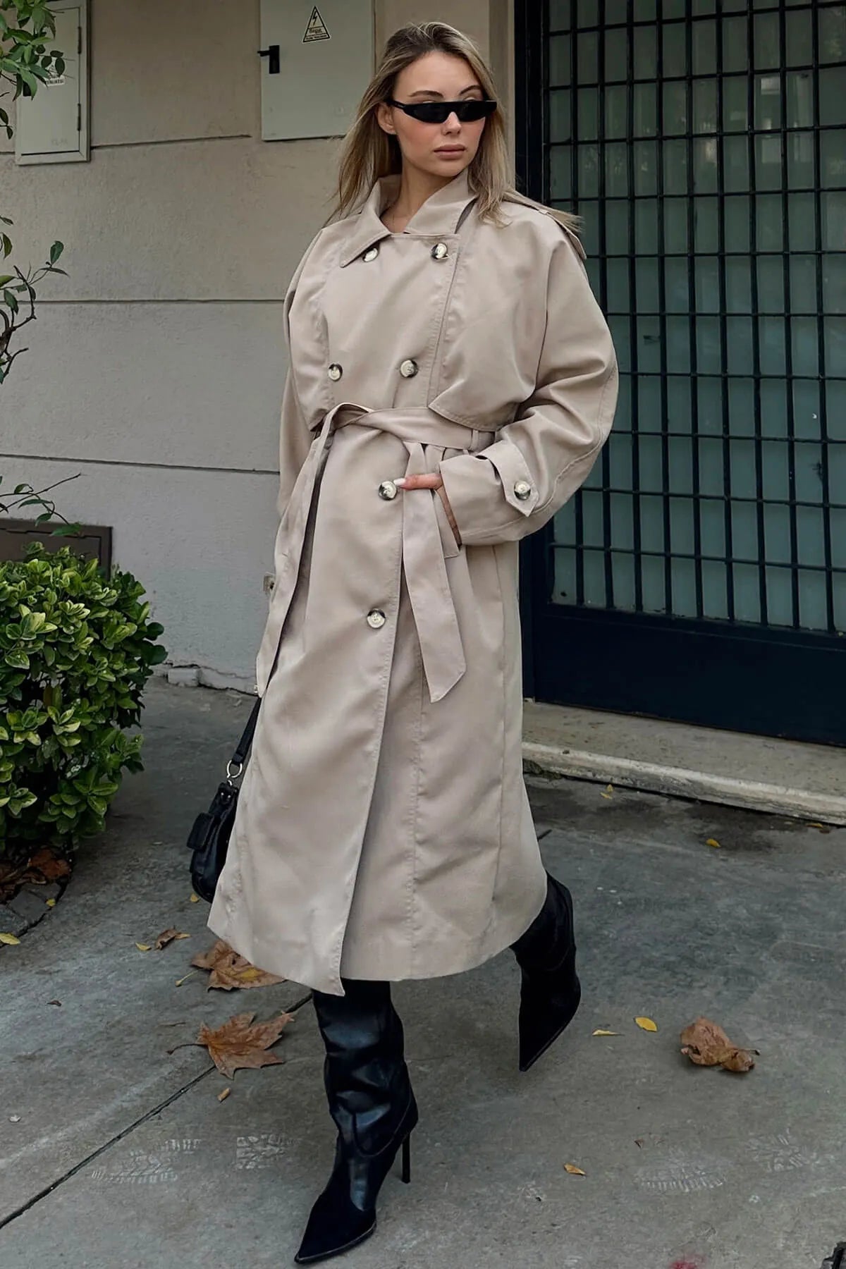 Bej Oversize Kuşaklı Kruvaze Yaka Apoletli Kadın Midi Trençkot