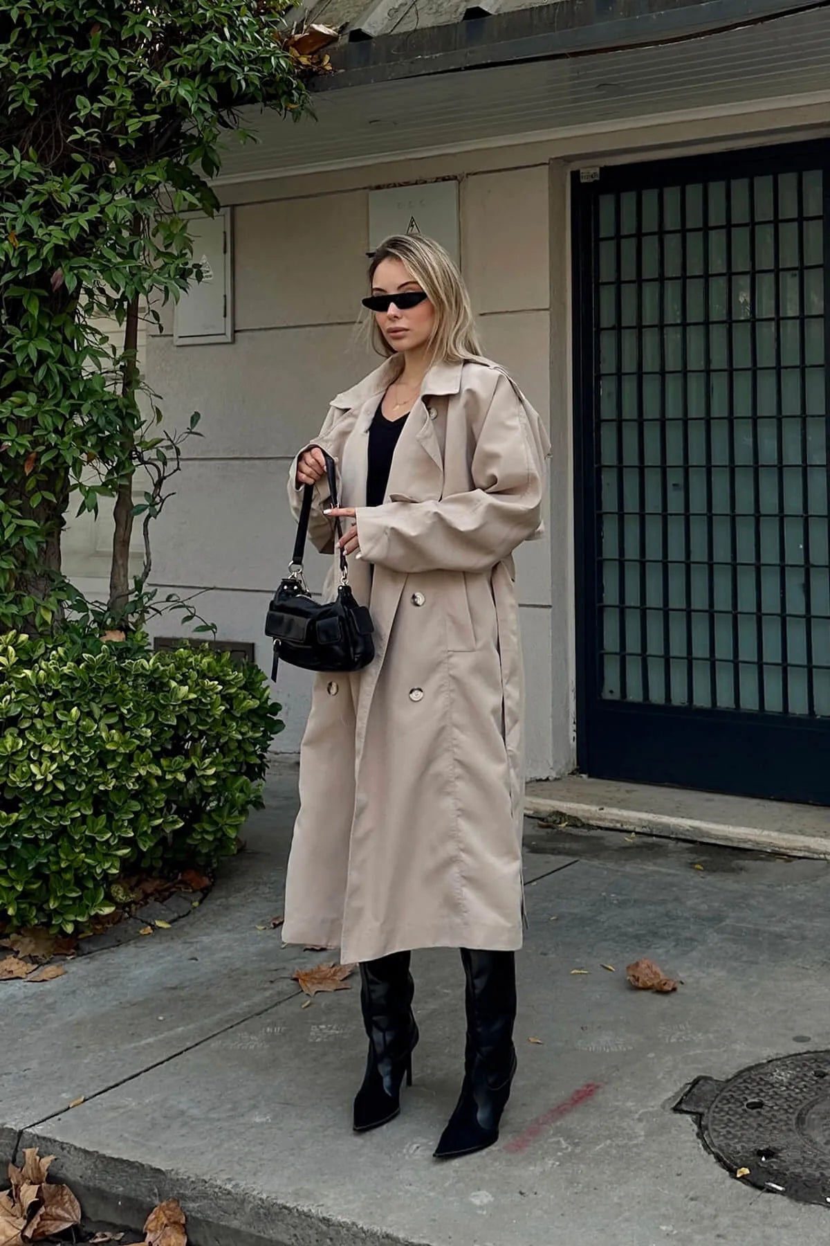Bej Oversize Kuşaklı Kruvaze Yaka Apoletli Kadın Midi Trençkot