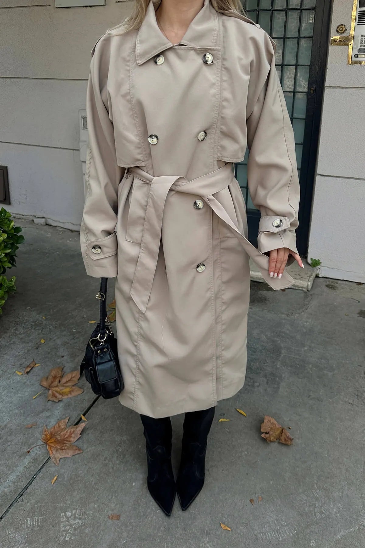 Bej Oversize Kuşaklı Kruvaze Yaka Apoletli Kadın Midi Trençkot