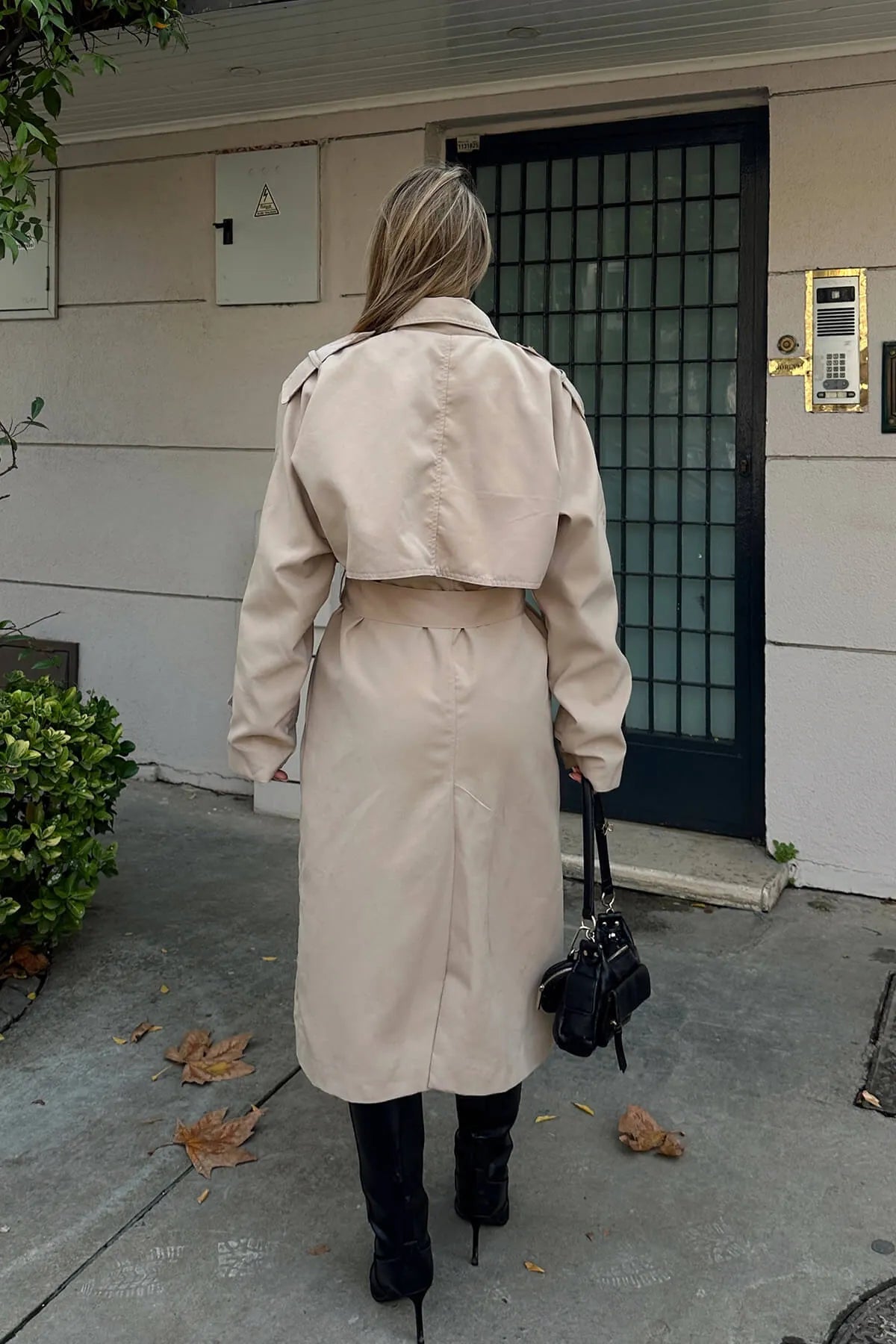 Bej Oversize Kuşaklı Kruvaze Yaka Apoletli Kadın Midi Trençkot