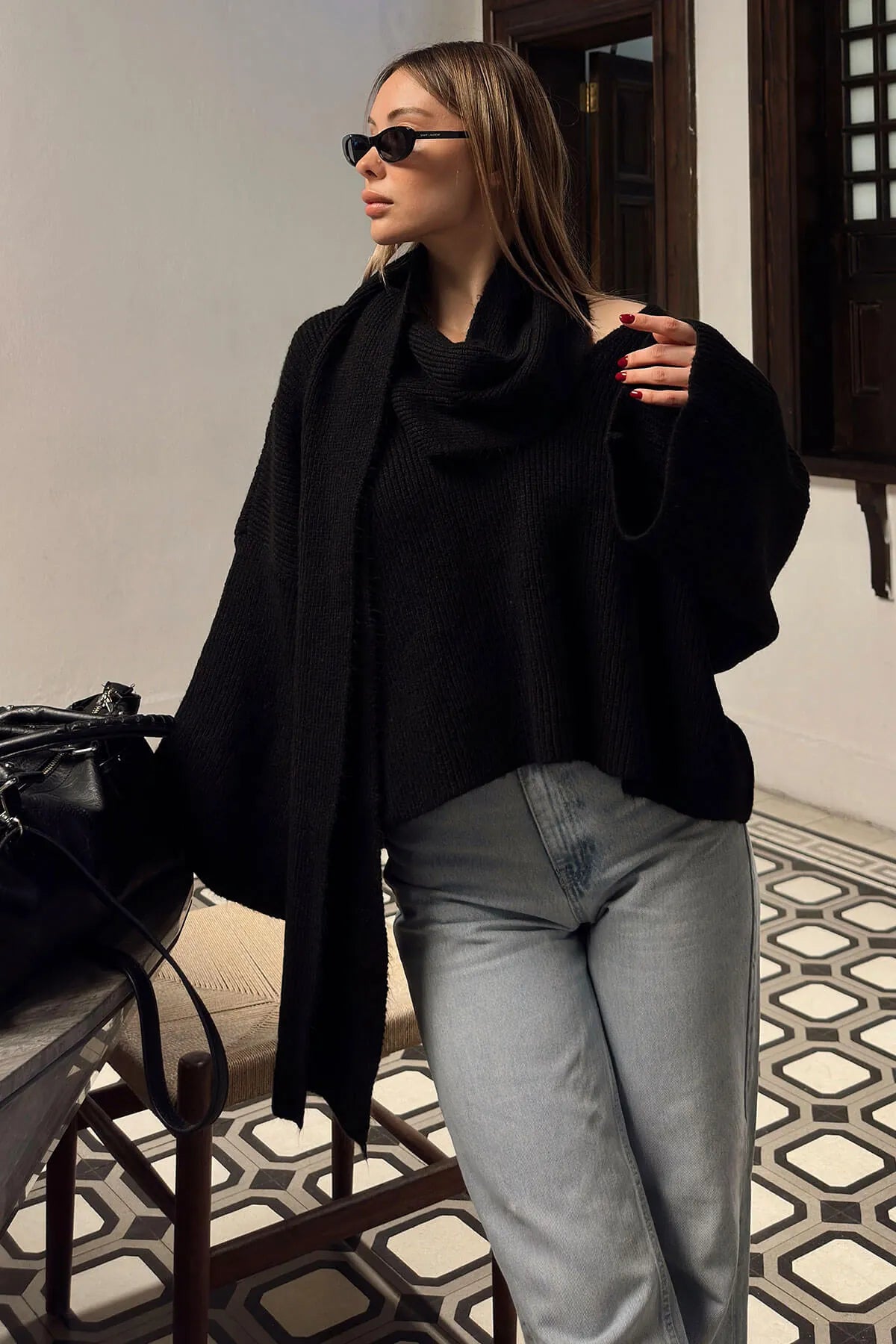 Siyah Atkı Detaylı V Yaka Oversize Kadın Triko Kazak