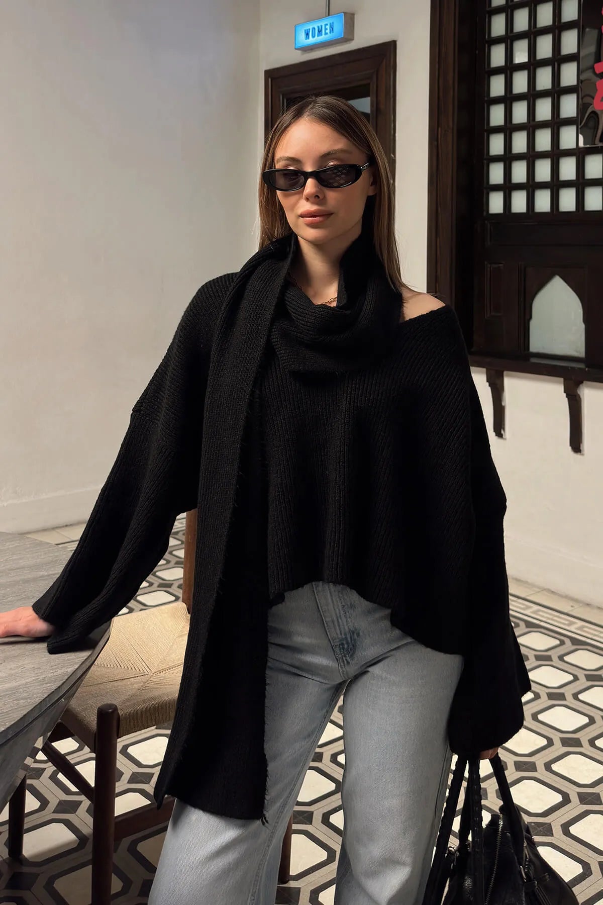 Siyah Atkı Detaylı V Yaka Oversize Kadın Triko Kazak