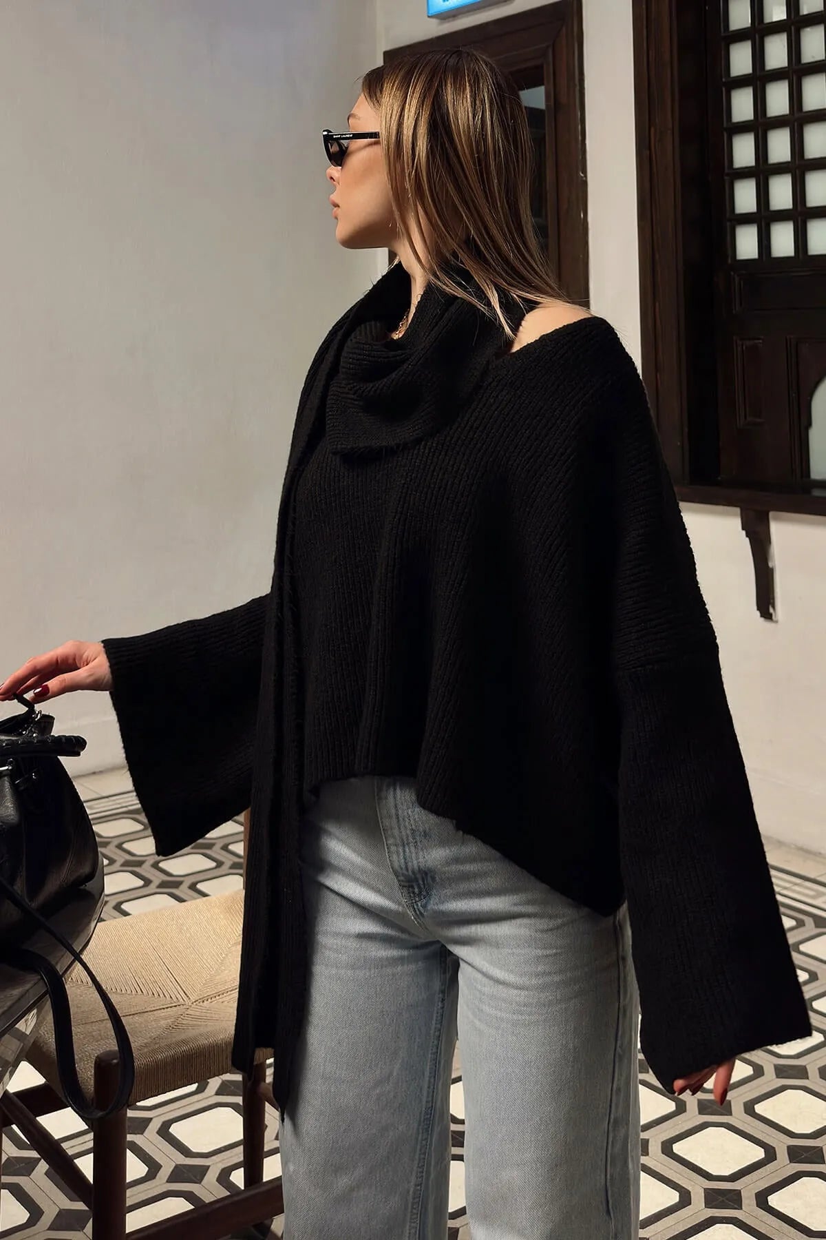 Siyah Atkı Detaylı V Yaka Oversize Kadın Triko Kazak