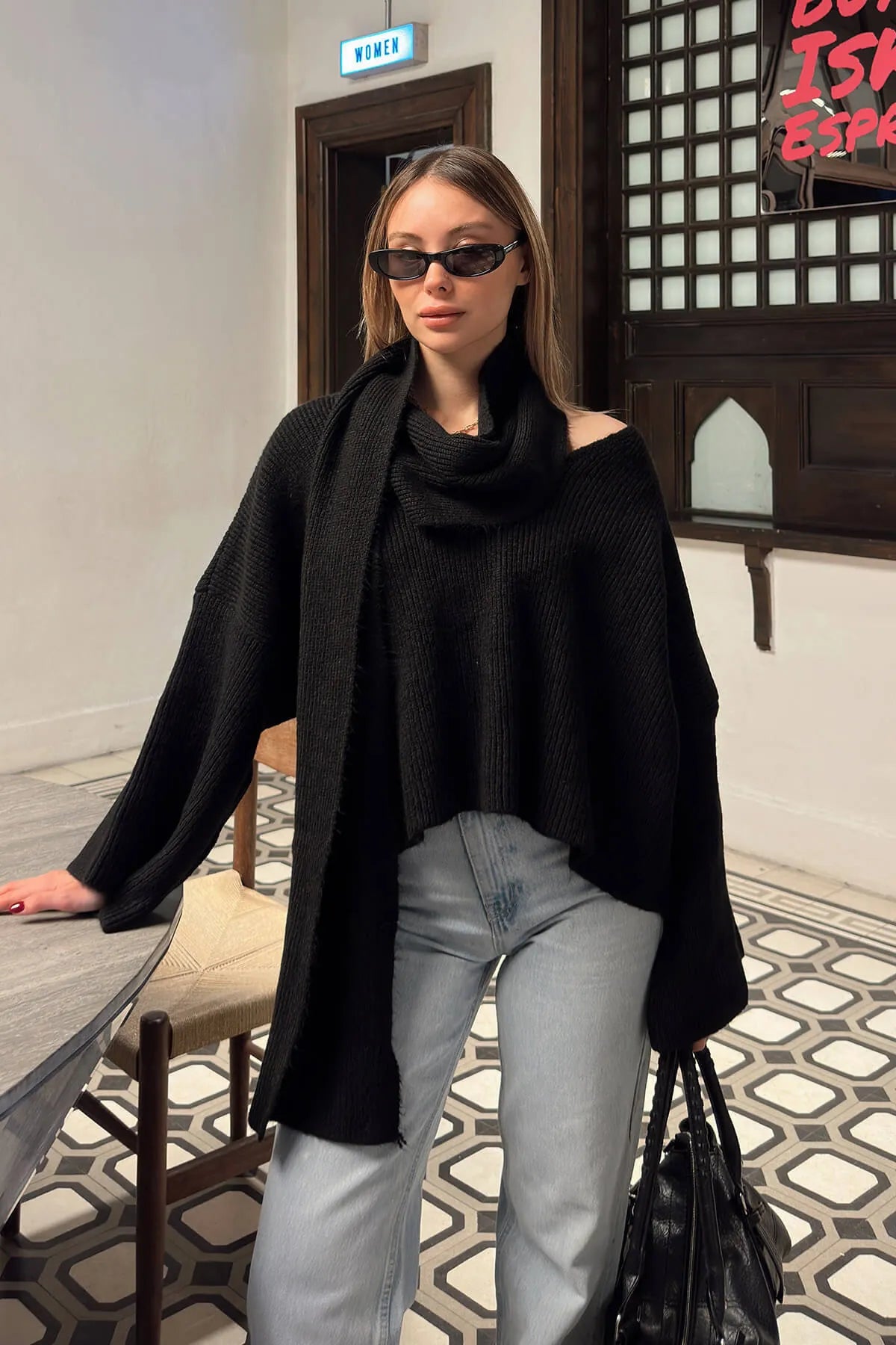 Siyah Atkı Detaylı V Yaka Oversize Kadın Triko Kazak
