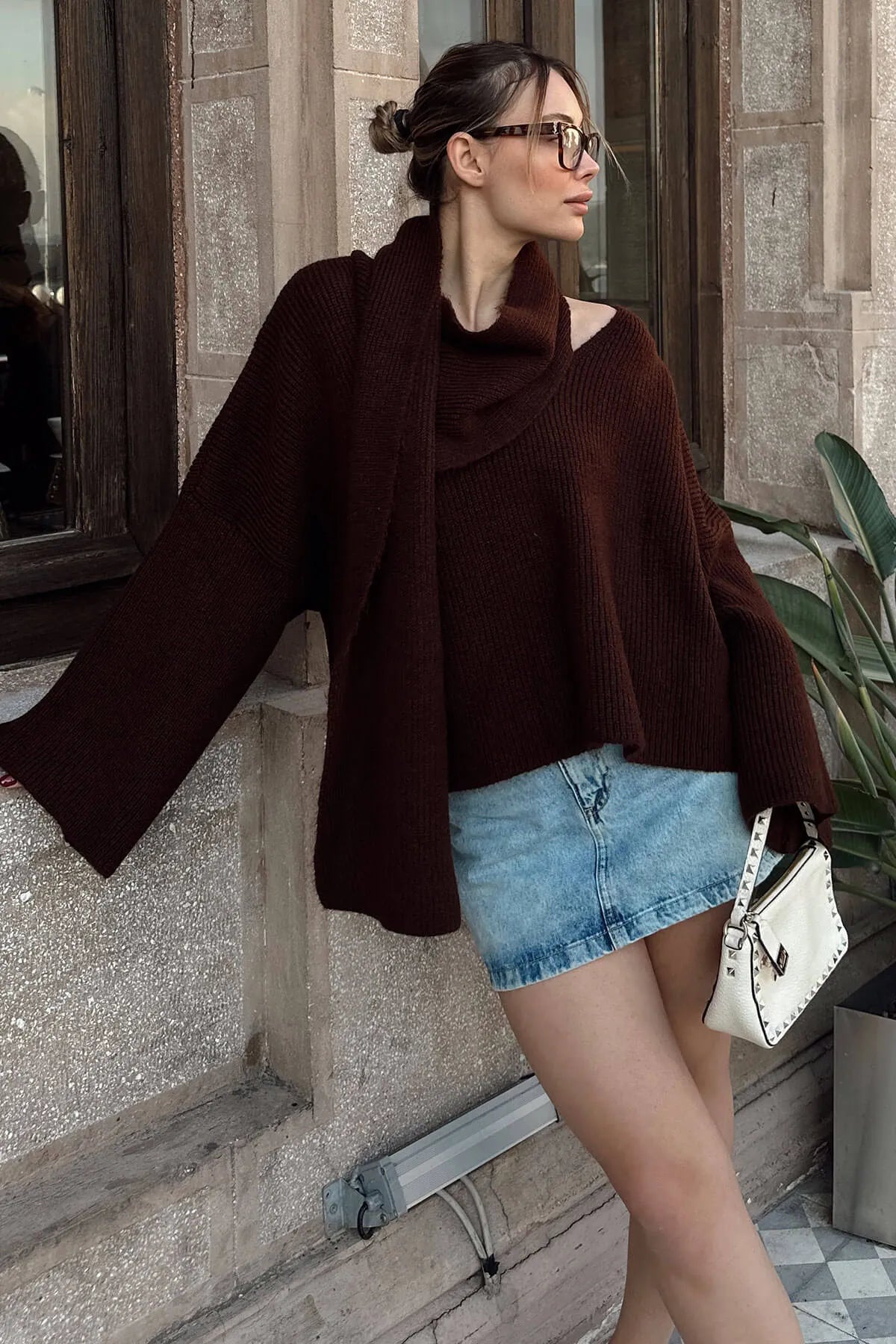 Kahverengi Atkı Detaylı V Yaka Oversize Kadın Triko Kazak