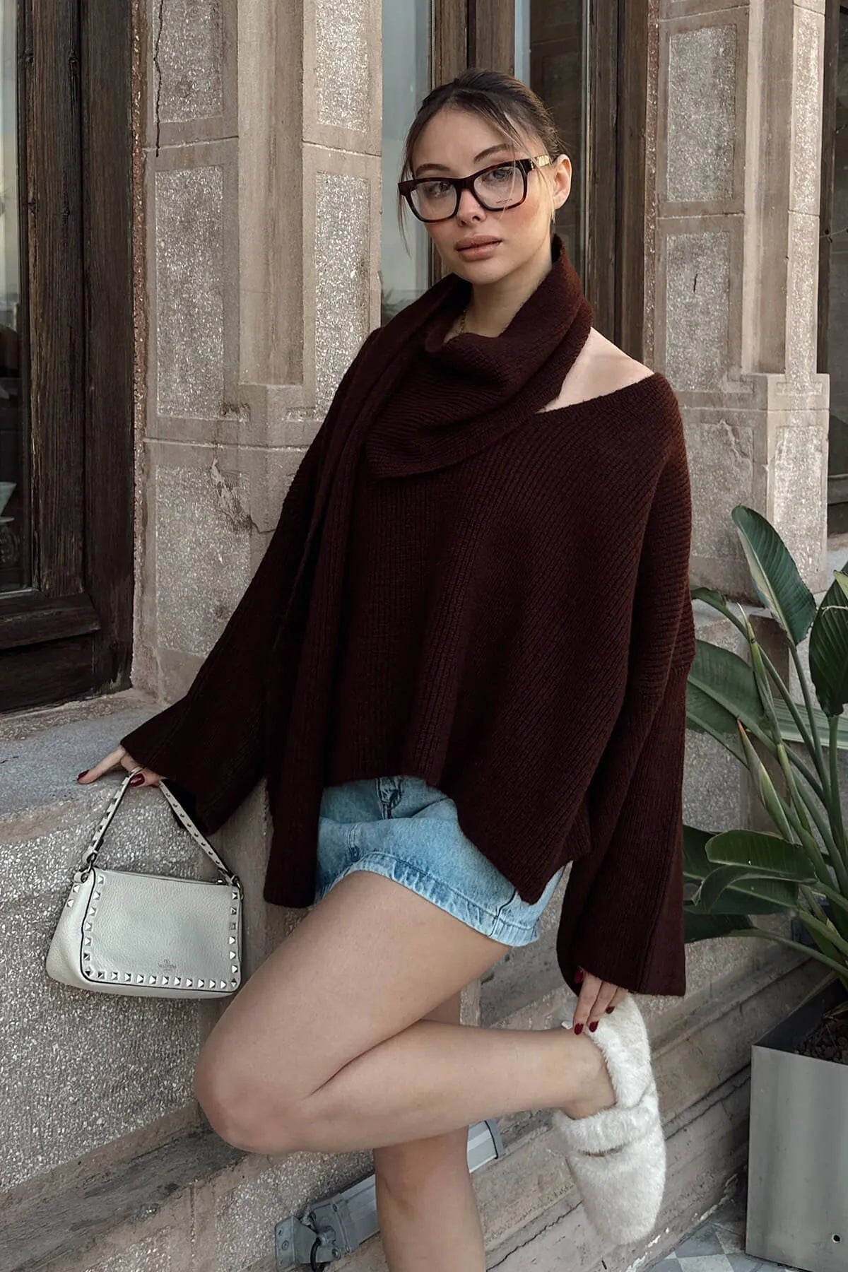 Kahverengi Atkı Detaylı V Yaka Oversize Kadın Triko Kazak