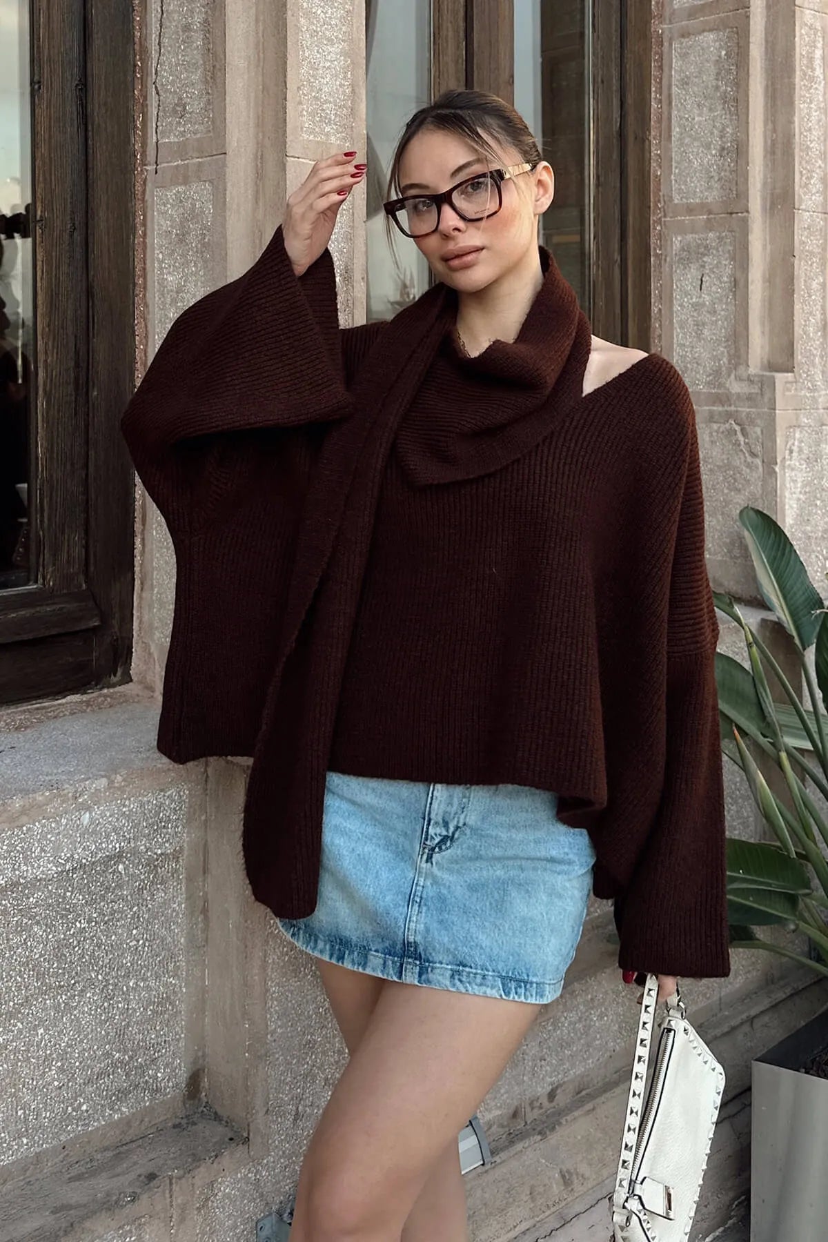 Kahverengi Atkı Detaylı V Yaka Oversize Kadın Triko Kazak