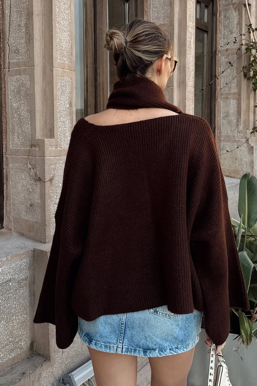 Kahverengi Atkı Detaylı V Yaka Oversize Kadın Triko Kazak
