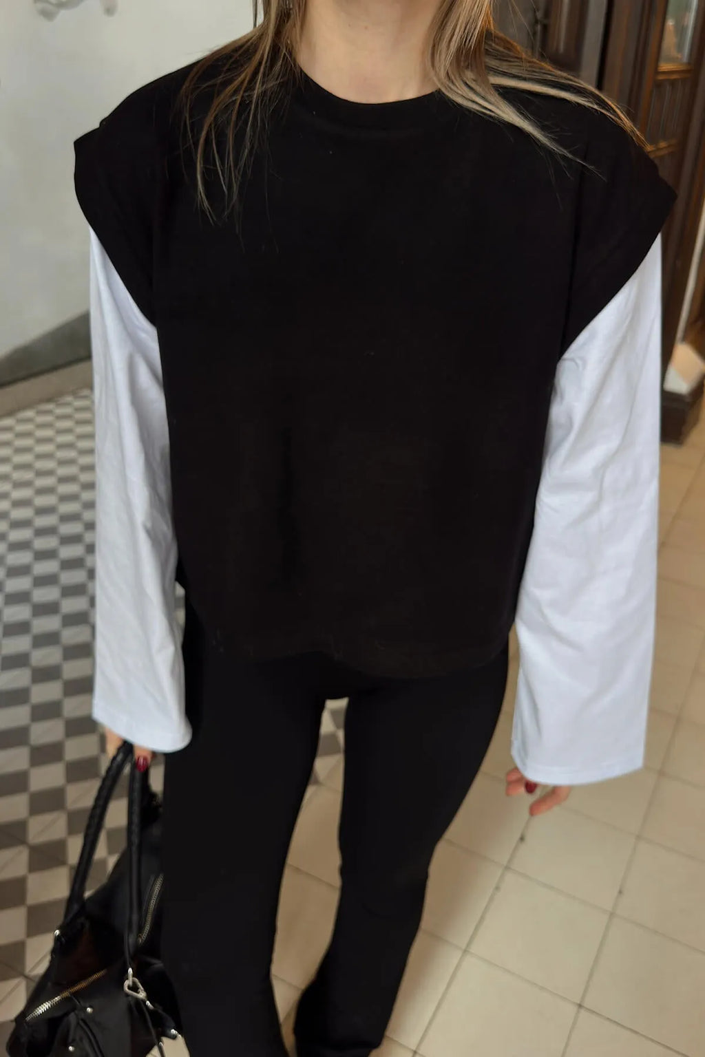 Siyah Bisiklet Yaka Beyaz Kol Garnili Kadın Crop Sweat