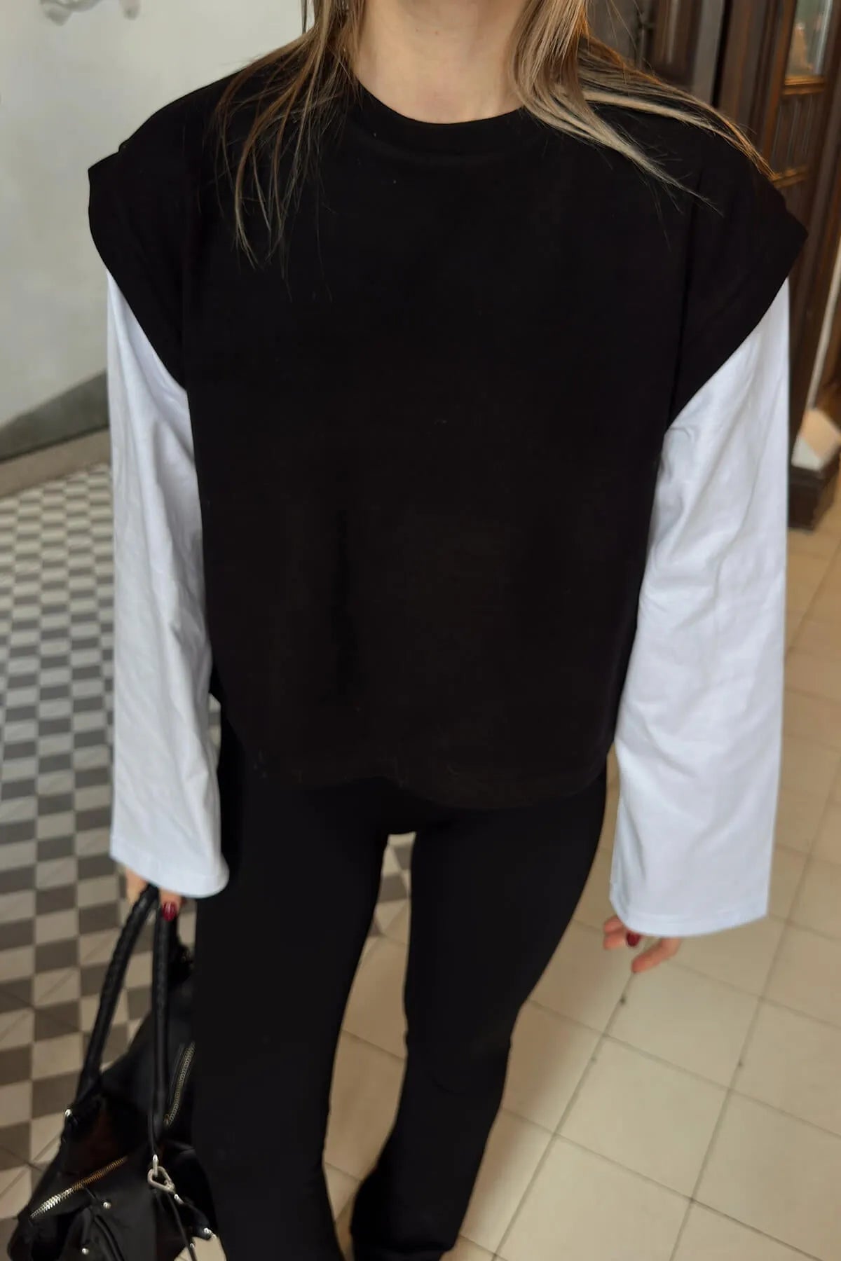 Siyah Bisiklet Yaka Beyaz Kol Garnili Kadın Crop Sweat