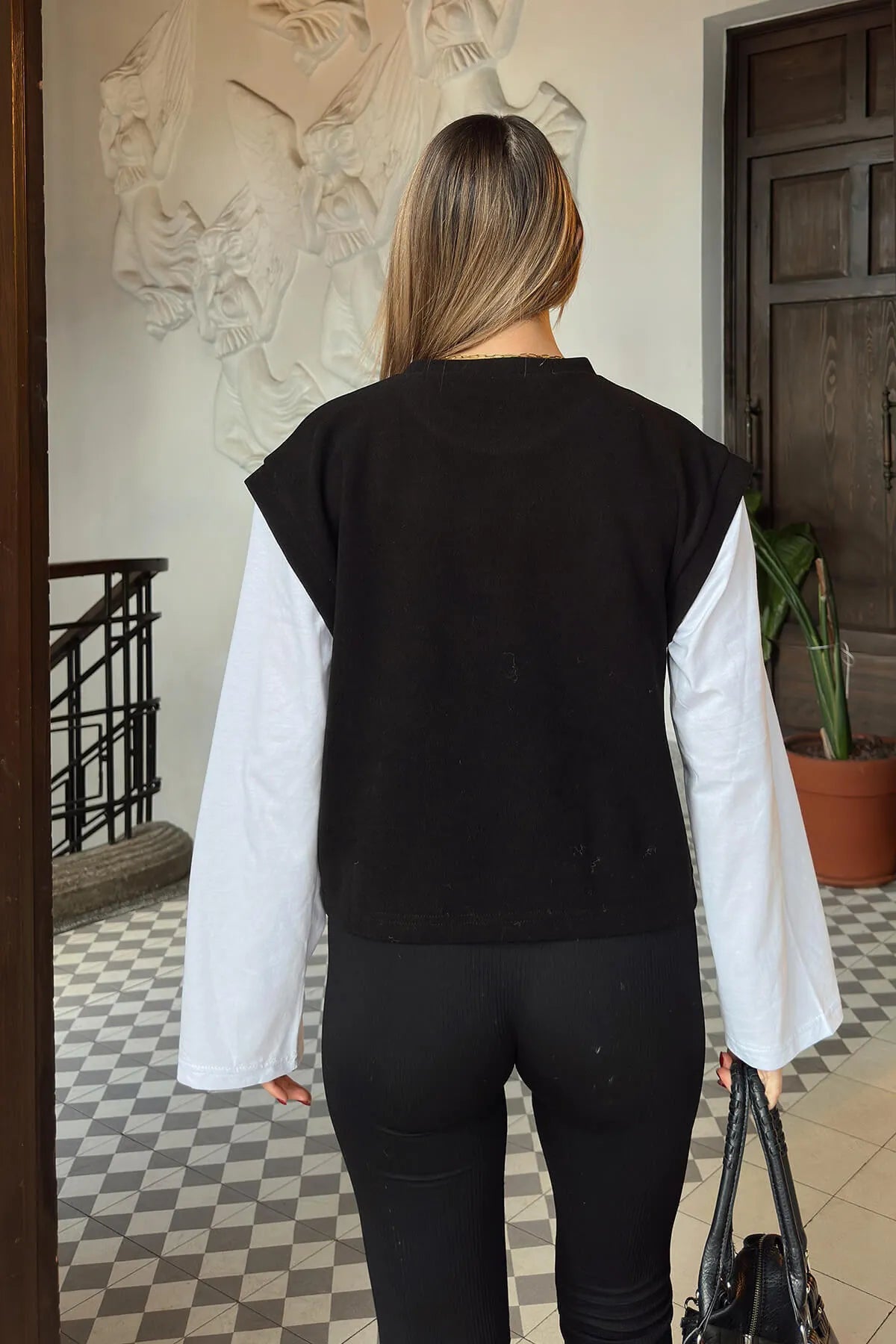 Siyah Bisiklet Yaka Beyaz Kol Garnili Kadın Crop Sweat