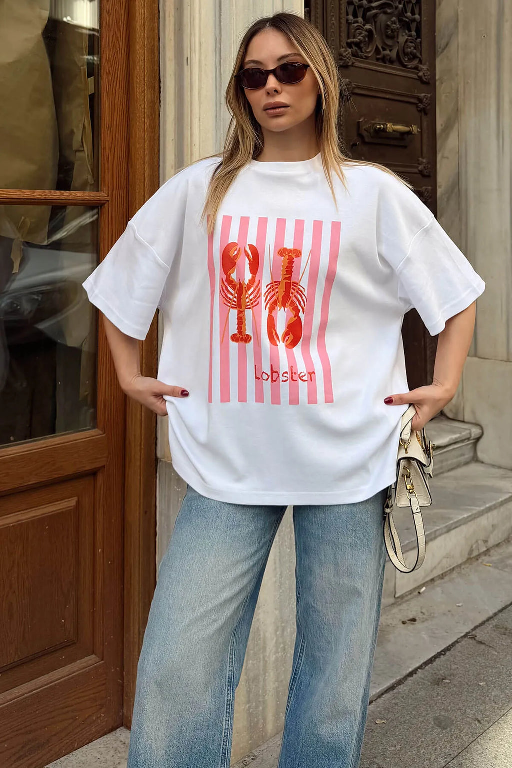 Beyaz Istakoz Baskılı Oversize Yırtmaçlı Kadın T-shirt