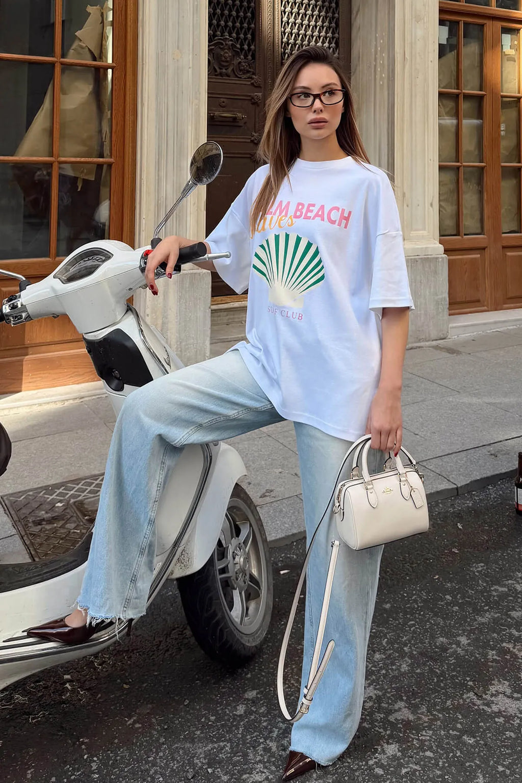 Beyaz İstiridye Baskılı Oversize Yırtmaçlı Kadın T-shirt