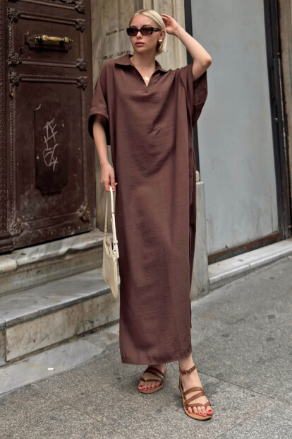Kahverengi Rose Polo Yaka Salaş Yırtmaçlı Keten Karışımlı Kadın Midi Elbise 