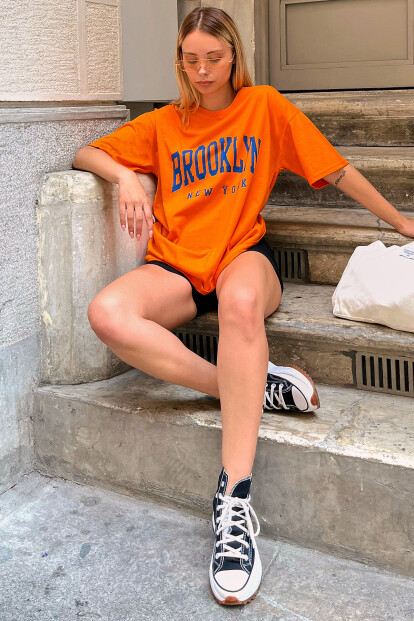 Turuncu Brooklyn Baskılı Oversize Kadın Tshirt - 4