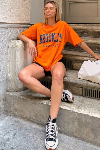 Turuncu Brooklyn Baskılı Oversize Kadın Tshirt - 6